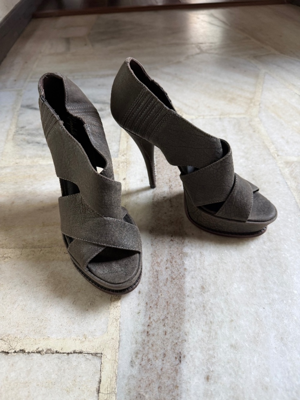 Elizabeth and James platform sandal pumps